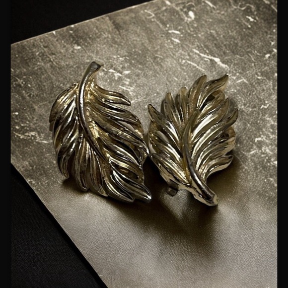 Vintage Feather Clip Ons - Picture 1 of 3